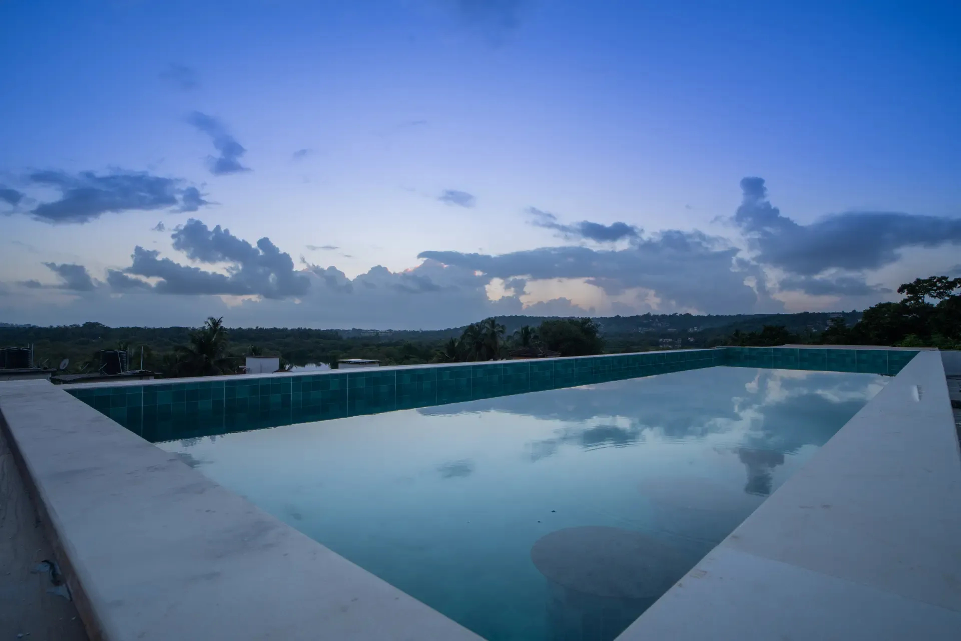 Kamerios Maris 1-BHK Jacuzzi Common Rooftop Pool Lift